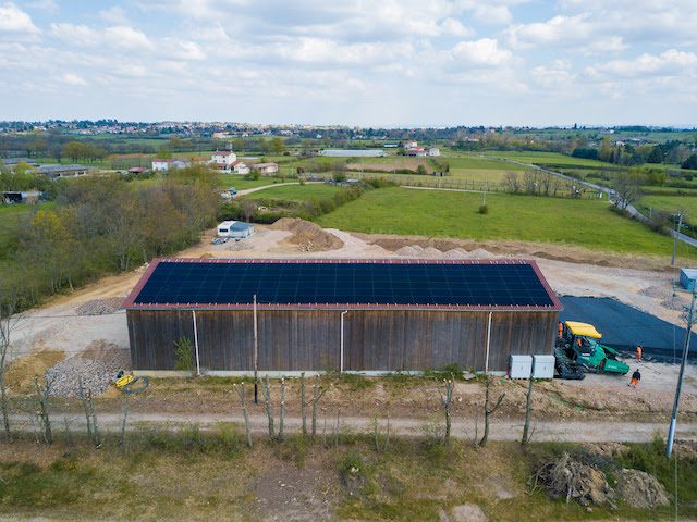 découvrez comment un hangar agricole photovoltaïque peut transformer votre exploitation en source d'énergie renouvelable. maximisez vos rendements et participez à la transition énergétique tout en optimisant l'espace de votre ferme.