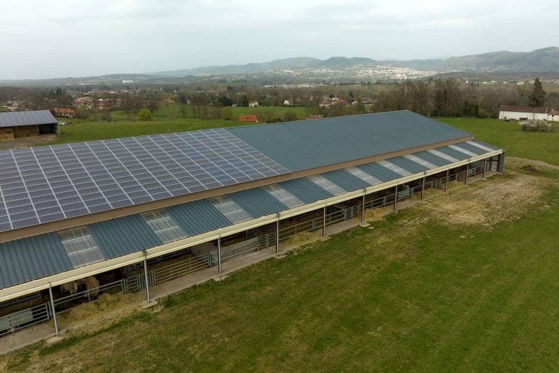 découvrez comment un hangar agricole photovoltaïque peut transformer votre exploitation en un espace de production d'énergie durable. optimisez vos rendements agricoles tout en réduisant vos coûts énergétiques grâce à l'installation de panneaux solaires sur votre bâtiment agricole.