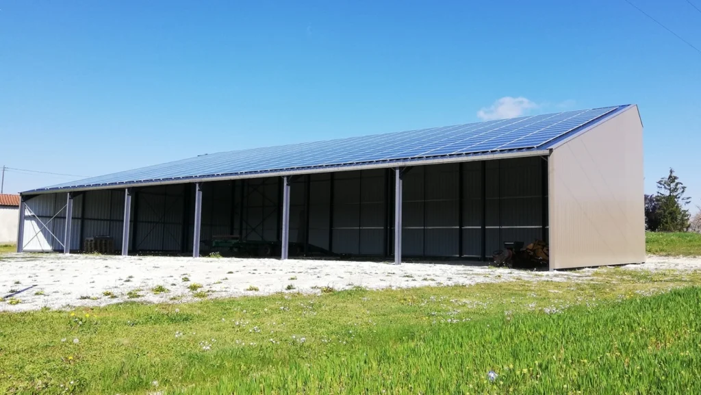 découvrez notre hangar agricole photovoltaïque, une solution innovante alliant agriculture et énergie renouvelable. maximisez votre espace de stockage tout en produisant de l'électricité verte pour réduire vos coûts énergétiques et promouvoir un avenir durable.