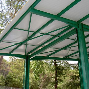 découvrez notre hangar agricole en polycarbonate, alliant robustesse et légèreté, idéal pour protéger vos équipements et récoltes. conçu pour résister aux intempéries, il offre une excellente luminosité tout en assurant une ventilation optimale pour vos cultures. optez pour une solution durable et efficace pour votre exploitation agricole.