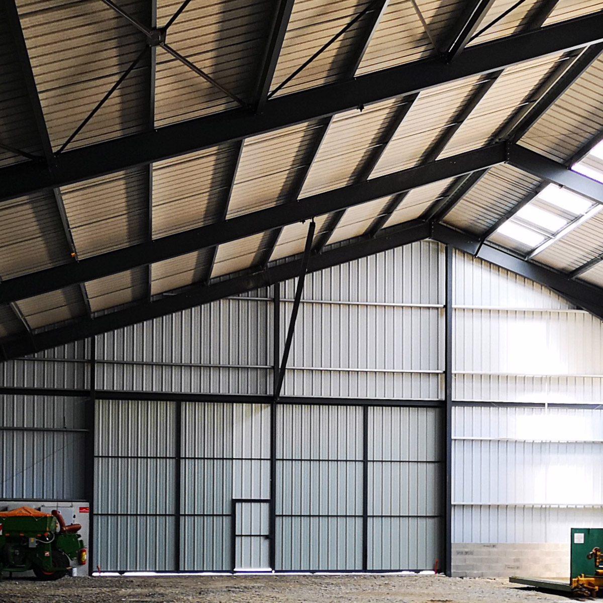 découvrez notre hangar agricole en polycarbonate, offrant une solution durable et résistante pour vos besoins de stockage. idéal pour protéger vos équipements agricoles des intempéries, ce hangar allie robustesse et légèreté, tout en assurant une excellente luminosité. optez pour une construction moderne et efficace qui répond aux exigences de votre exploitation.