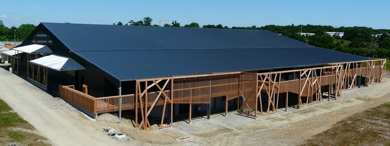 découvrez notre hangar en bois équipé de panneaux photovoltaïques, alliant esthétisme et respect de l'environnement. profitez d'un espace de stockage fonctionnel tout en réduisant votre empreinte carbone grâce à une énergie renouvelable et durable.