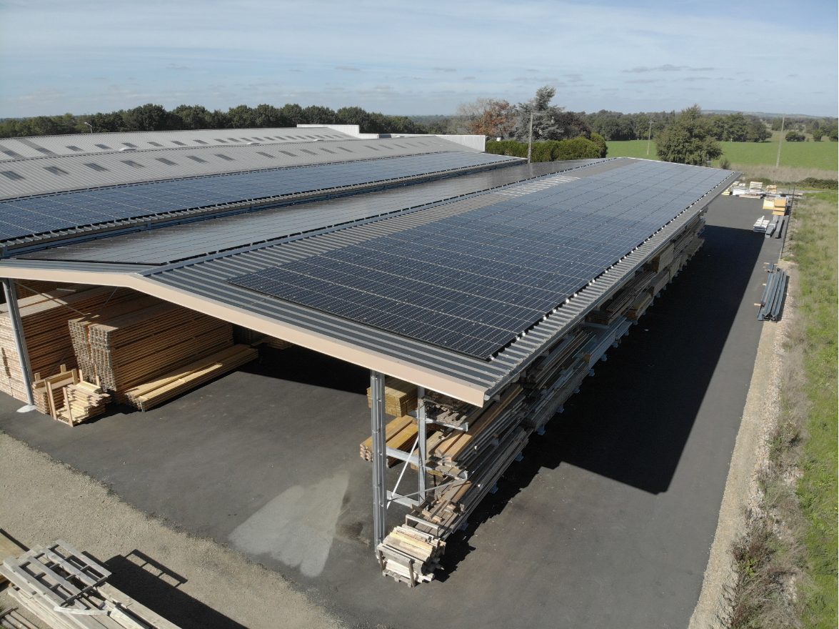découvrez notre hangar en bois équipé de panneaux photovoltaïques, alliant durabilité et écologie. optimisez votre espace de stockage tout en produisant de l'énergie renouvelable.