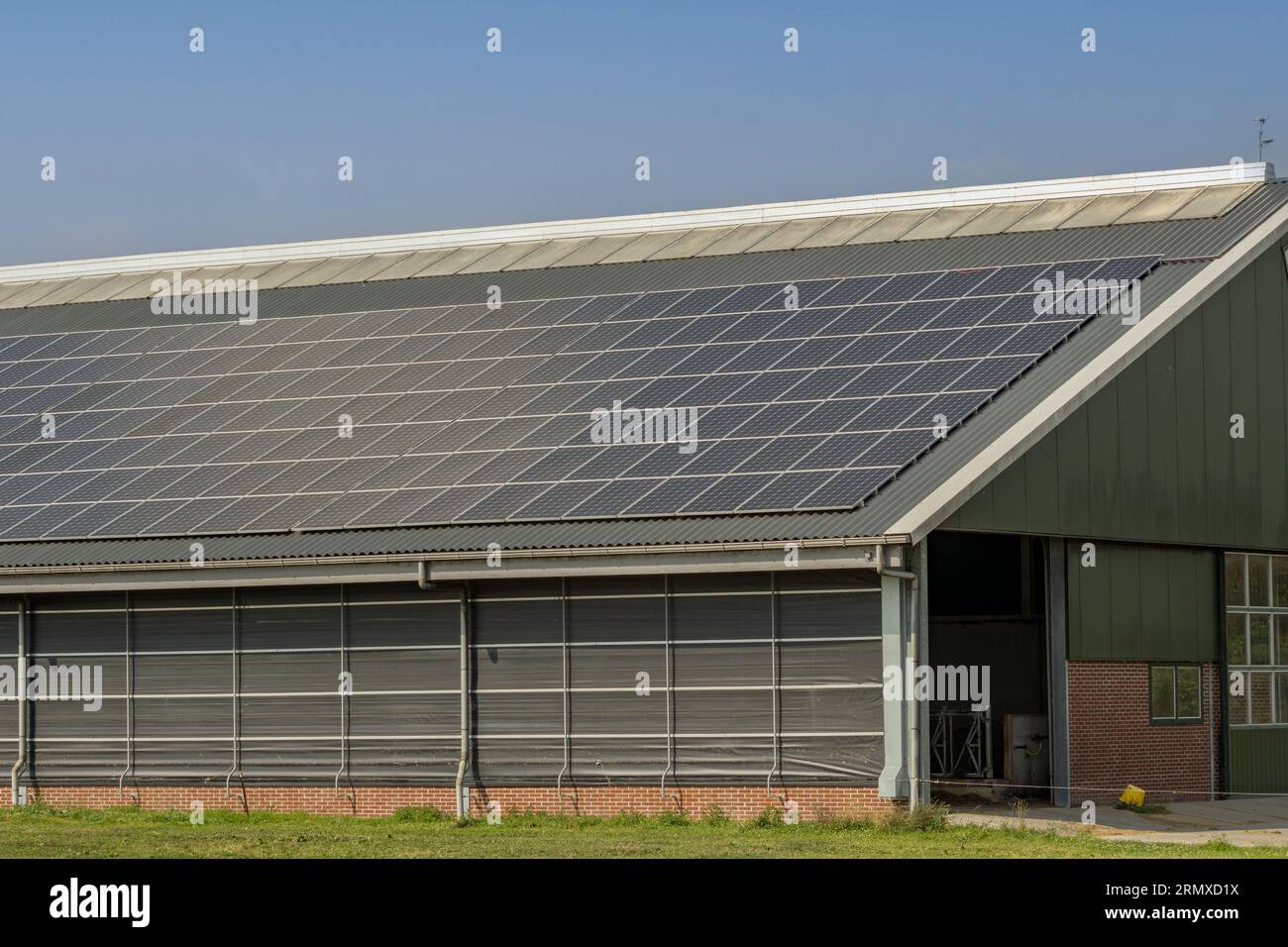 découvrez notre hangar moderne équipé de panneaux photovoltaïques, alliant esthétisme contemporain et énergies renouvelables. idéal pour des activités industrielles ou commerciales, ce bâtiment allie fonctionnalité et respect de l'environnement.