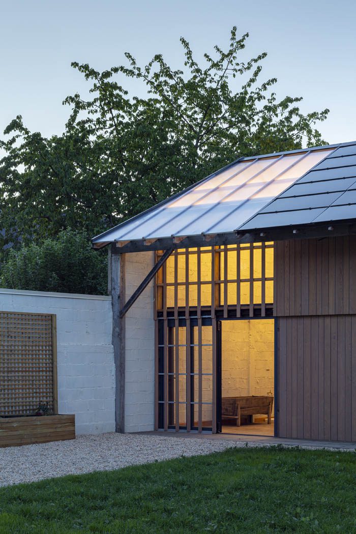 découvrez notre hangar moderne équipé de panneaux photovoltaïques, alliant design contemporain et respect de l'environnement. idéal pour optimiser votre espace tout en réduisant votre empreinte carbone.