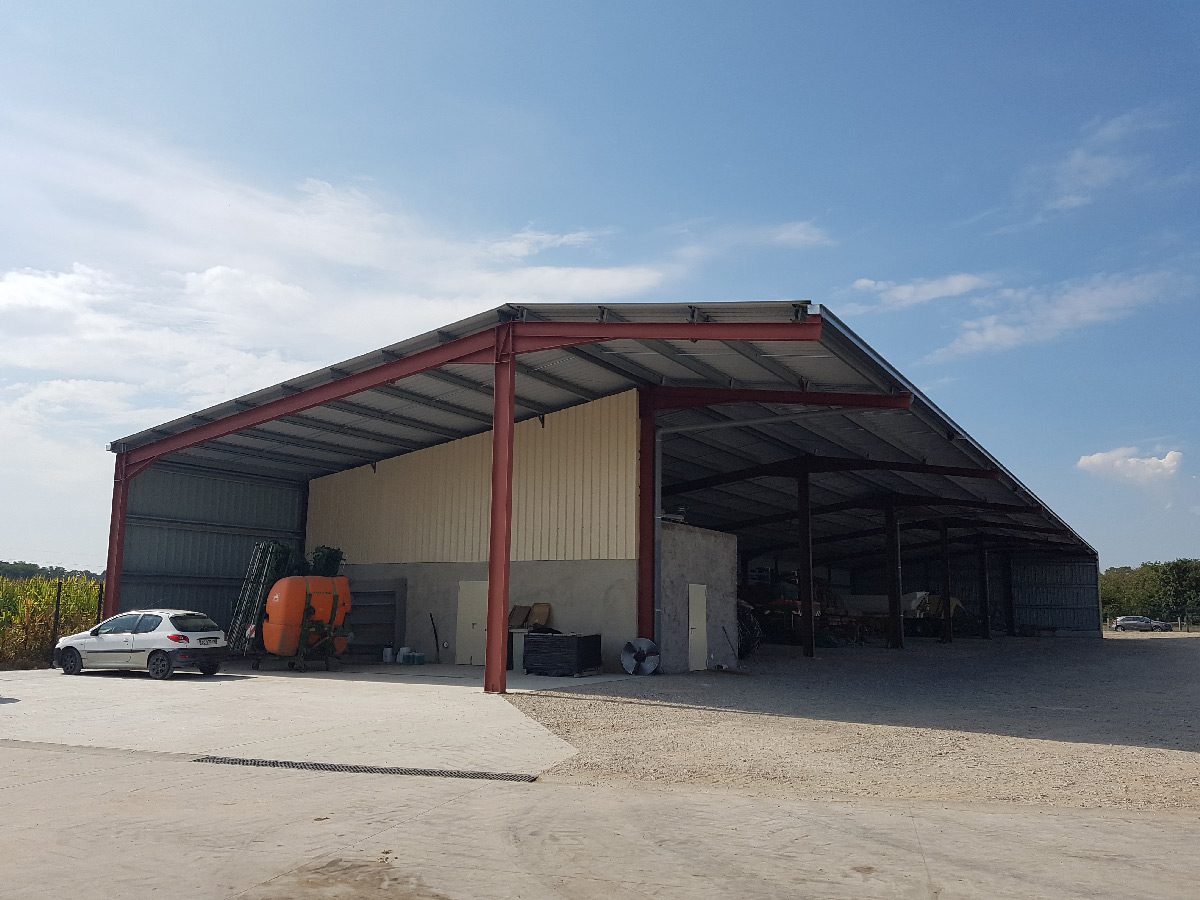 découvrez les avantages d'un hangar monopente photovoltaïque conçu spécialement pour l'agriculture. optimisez l'espace de stockage tout en produisant de l'énergie renouvelable. un investissement durable pour un avenir écoresponsable dans le secteur agricole.