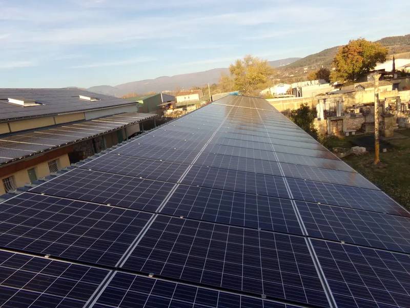 découvrez les avantages des hangars photovoltaïques, des structures innovantes qui combinent un espace de stockage moderne et une production d'énergie solaire durable. optimisez votre site avec une solution écologique et rentable tout en réduisant votre empreinte carbone.