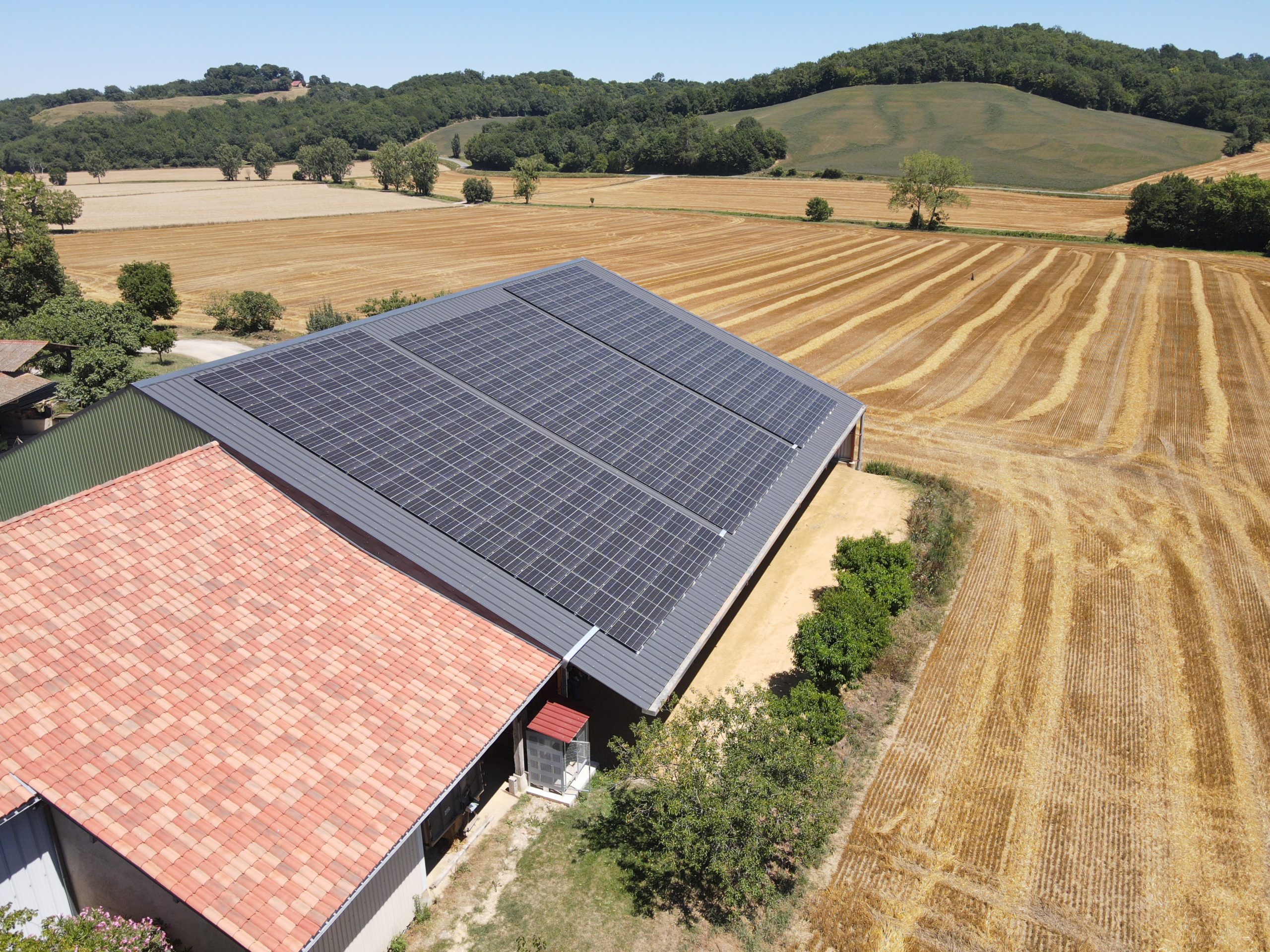 découvrez notre hangar photovoltaïque de 300 kwc spécialement conçu pour l'agriculture. optimisez votre production et réduisez vos coûts énergétiques tout en bénéficiant d'une solution durable et respectueuse de l'environnement.