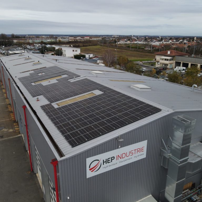 découvrez notre hangar photovoltaïque de 300 kwc, spécialement conçu pour le secteur agricole. optimisez votre production tout en réduisant vos coûts énergétiques grâce à une solution solaire durable et performante.