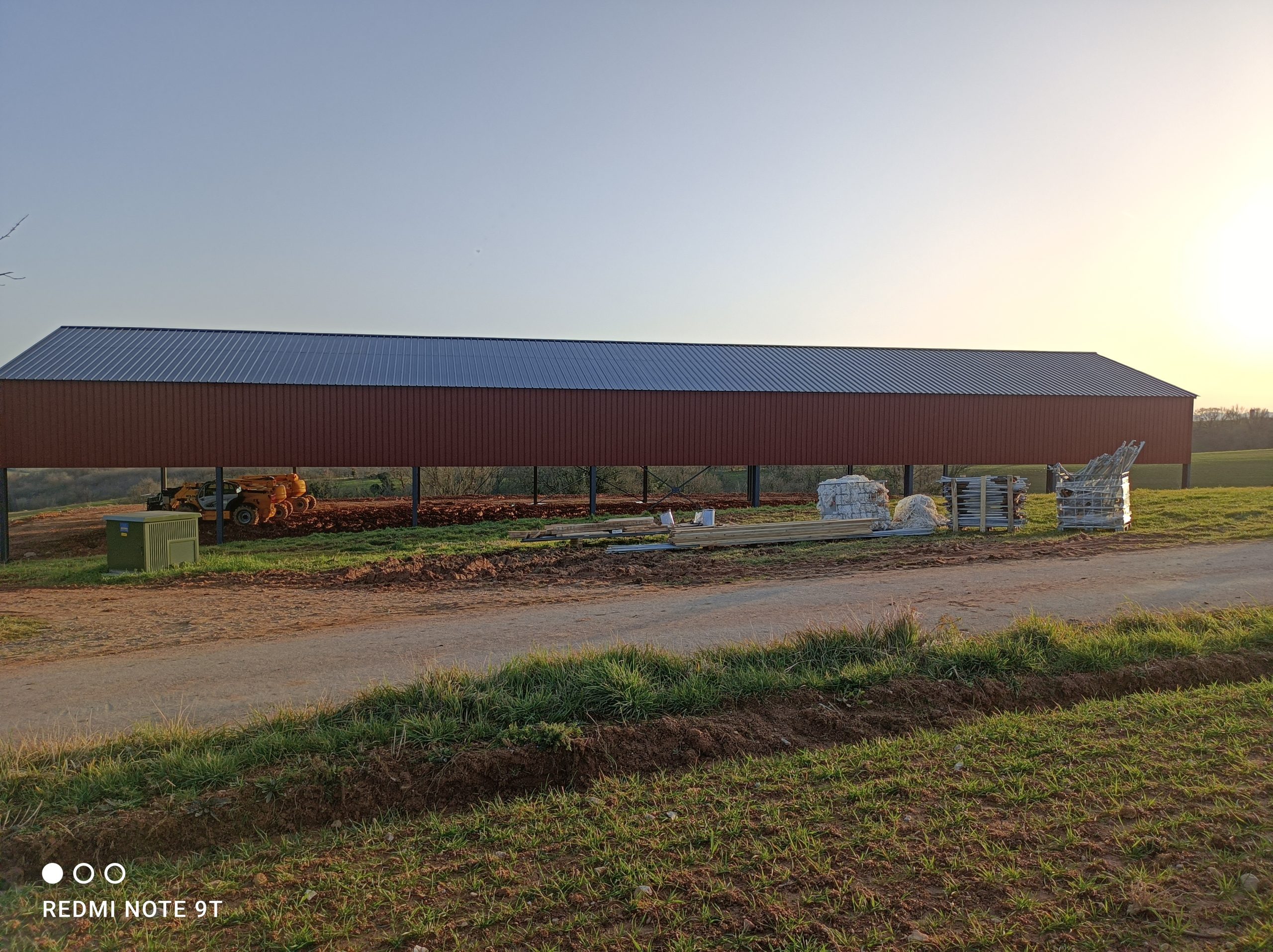 découvrez notre hangar photovoltaïque de 714m², une solution innovante pour optimiser l'espace tout en produisant de l'énergie renouvelable. idéal pour les entreprises soucieuses de réduire leur empreinte carbone, ce bâtiment allie performance énergétique et respect de l'environnement.