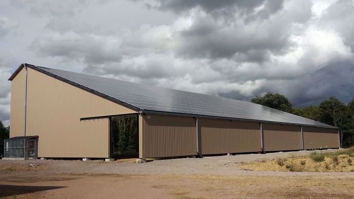 découvrez comment les hangars photovoltaïques révolutionnent l'agriculture. optimisez l'espace de vos exploitations tout en produisant votre propre énergie verte et réduisez vos factures d'électricité. transformez votre hangar en une source de revenus durables avec des panneaux solaires adaptés aux besoins des agriculteurs.