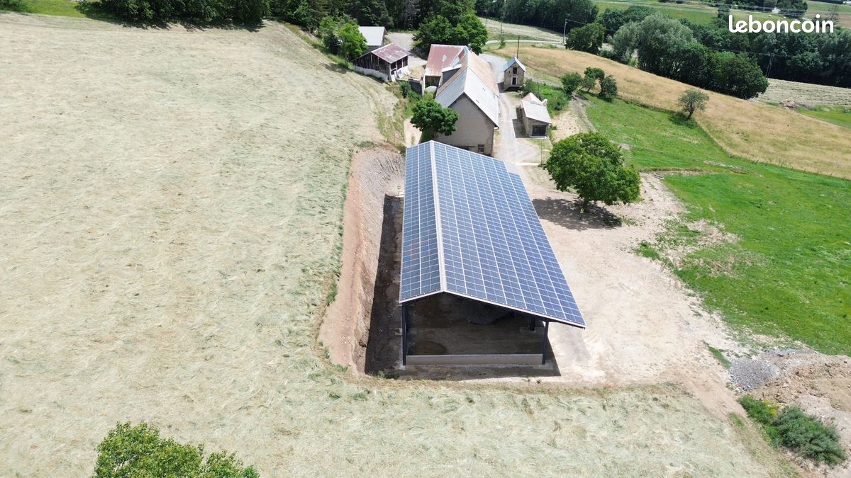 découvrez le hangar photovoltaïque apex, une solution innovante alliant efficacité énergétique et durabilité. optimisez votre espace tout en produisant votre propre électricité grâce à cette installation solaire conçue pour répondre aux besoins des professionnels.