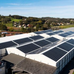 découvrez le hangar photovoltaïque apex, une solution innovante alliant espace de stockage et production d'énergie verte. optimisez votre surface tout en contribuant à la transition énergétique grâce à des panneaux solaires performants et durables.