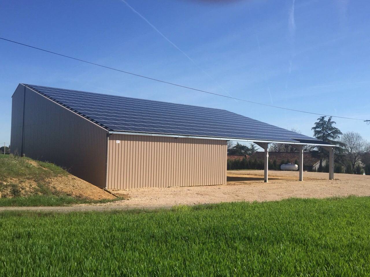 découvrez comment bénéficier d'un hangar photovoltaïque gratuit pour optimiser votre production d'énergie renouvelable. profitez des avantages écologiques et économiques tout en réduisant votre empreinte carbone.