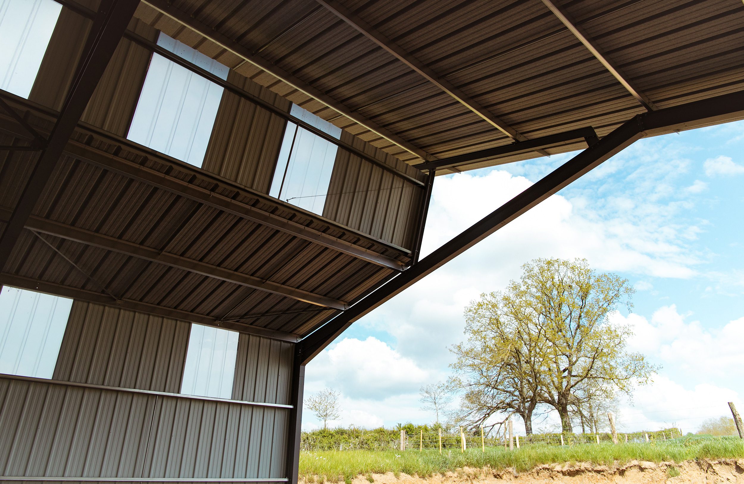 découvrez comment bénéficier d'un hangar photovoltaïque gratuit pour optimiser votre production d'énergie solaire. profitez d'espaces adaptés pour vos projets verts et réduisez vos coûts énergétiques tout en participant à la transition écologique.