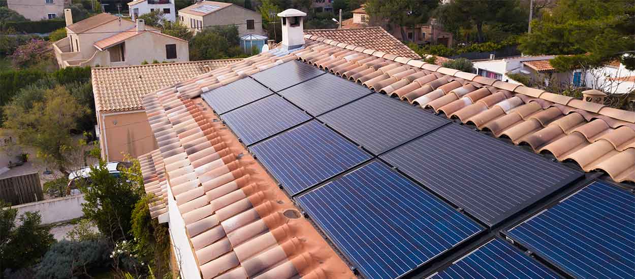découvrez les avantages d'un hangar photovoltaïque hybride : une solution innovante alliant espace de stockage et production d'énergie solaire, pour réduire vos coûts énergétiques tout en préservant l'environnement.