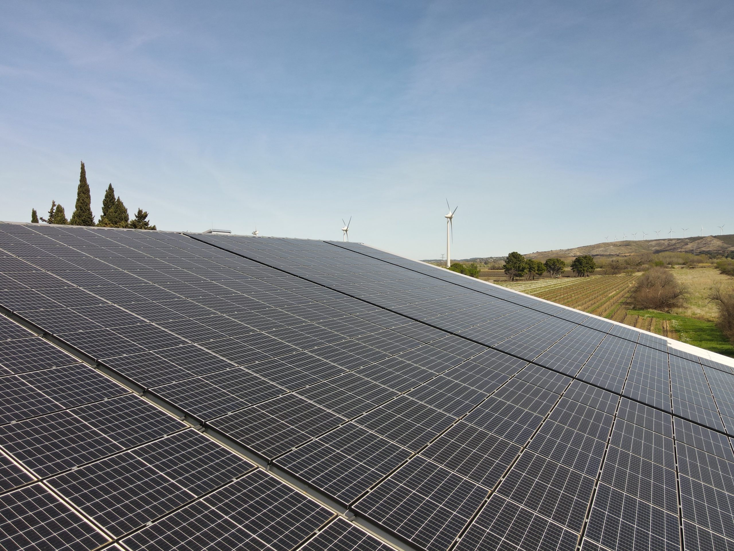 découvrez comment un hangar photovoltaïque rentable peut transformer votre espace en une source d'énergie durable tout en générant des revenus. investissez dans une solution écologique et économiquement viable pour votre entreprise.