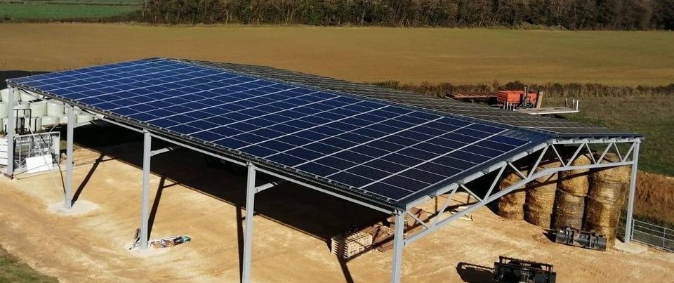 découvrez les avantages des hangars photovoltaïques : une solution écologique et économique pour optimiser votre espace tout en produisant de l'énergie renouvelable. transformez vos surfaces de stockage en centrales énergétiques grâce à nos solutions innovantes.