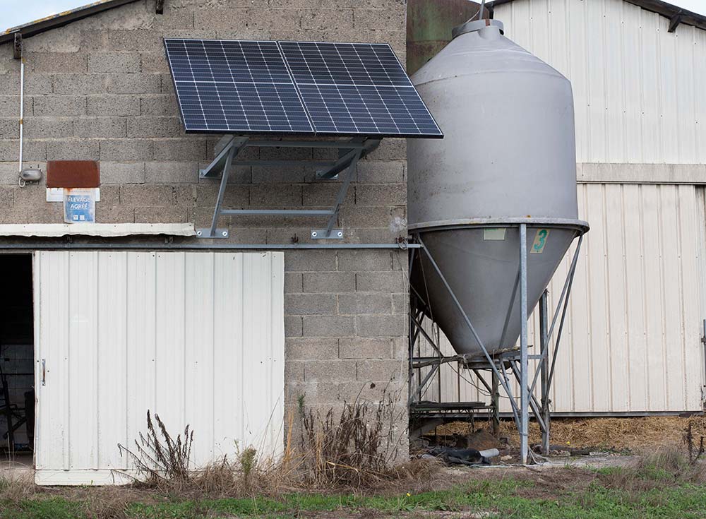découvrez notre hangar solaire dédié à l'élevage, conçu pour offrir un environnement optimal pour vos animaux tout en réalisant des économies d'énergie grâce à l'énergie solaire. idéal pour les agriculteurs soucieux de l'innovation et du développement durable.