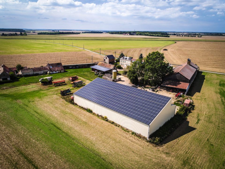 découvrez comment les hangars agricoles jouent un rôle clé dans la transition énergétique, en facilitant l'intégration des énergies renouvelables et en optimisant l'utilisation des ressources. explorez des solutions innovantes pour un agriculture durable et respectueuse de l'environnement.