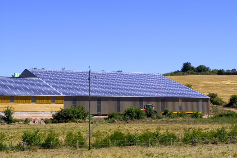 découvrez les hangars agricoles photovoltaïques, une solution innovante alliant protection des cultures et production d'énergie renouvelable. optimisez votre exploitation tout en réduisant votre empreinte carbone grâce à ces structures écologiques et économiques.