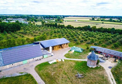 découvrez comment les hangars agricoles photovoltaïques transforment le paysage rural en alliant innovation et durabilité. explorez les avantages de la production d'énergie renouvelable tout en préservant l'esthétique des espaces agricoles.