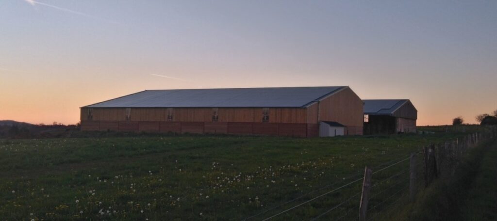 découvrez comment les hangars agricoles photovoltaïques transforment le paysage rural en alliant efficacité énergétique et préservation de l'environnement. explorez les avantages de cette solution innovante pour les agriculteurs et le développement durable.