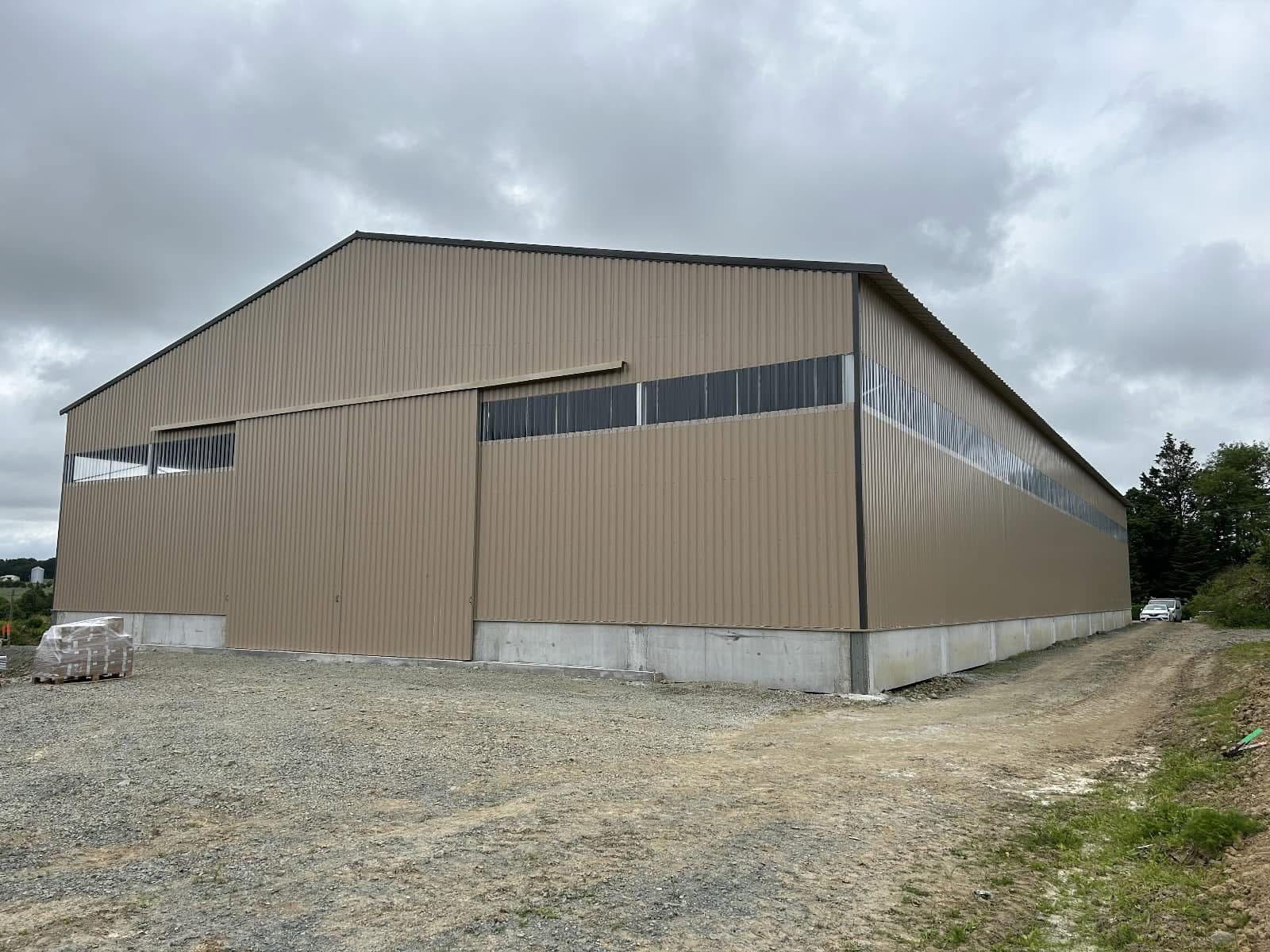 découvrez comment les hangars agricoles photovoltaïques en france transforment le paysage agriciole en alliant production d'énergie renouvelable et optimisation des espaces agricoles. informez-vous sur les avantages, les subventions disponibles et les témoignages d'agriculteurs engagés dans cette transition durable.