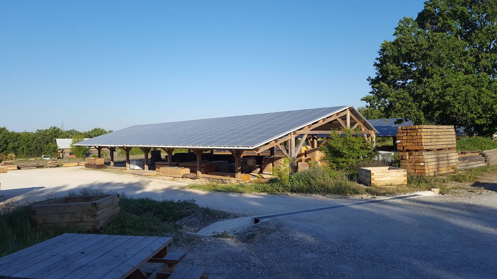 découvrez nos hangars artisanaux en bois équipés de panneaux photovoltaïques, alliant esthétisme et durabilité. idéaux pour vos projets de stockage ou d'activité professionnelle, ces structures écologiques et fonctionnelles vous permettent de réduire votre empreinte carbone tout en bénéficiant d'une luminosité naturelle.