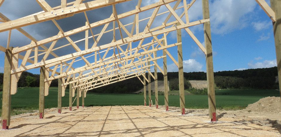 découvrez nos hangars en bois équipés de panneaux photovoltaïques, alliant esthétisme et performance énergétique. optez pour une solution durable et écologique qui répond à vos besoins de stockage tout en respectant l'environnement.