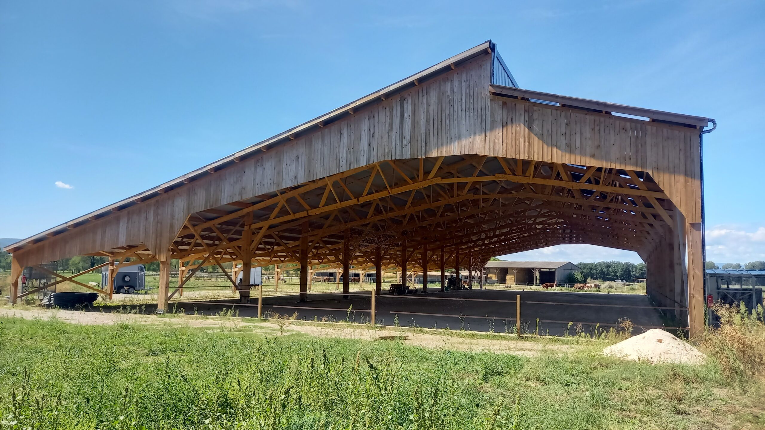 découvrez nos hangars en bois équipés de panneaux photovoltaïques, alliant durabilité et performance énergétique. idéaux pour les agriculteurs et artisans recherchant une solution écologique et économique pour le stockage et la production d'énergie. maximisez votre espace tout en préservant l'environnement.