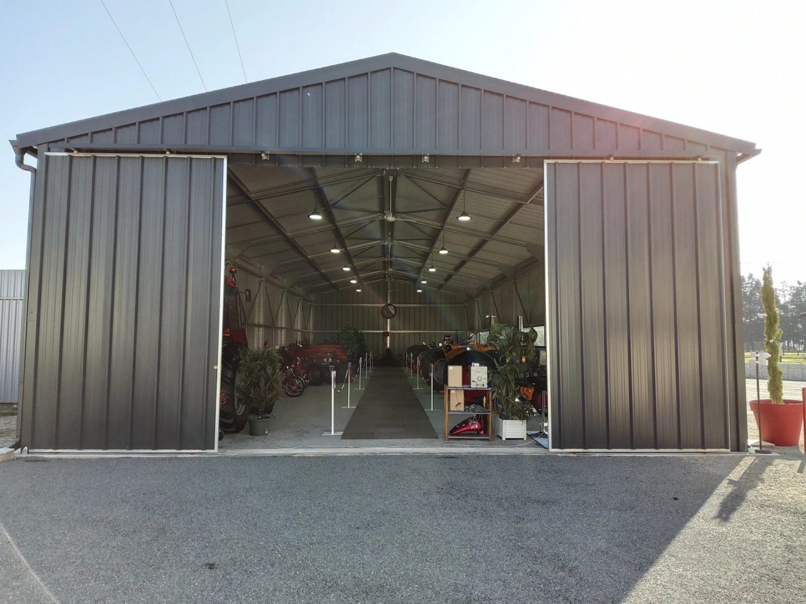 découvrez nos hangars écologiques, des structures durables et respectueuses de l'environnement, idéales pour le stockage et l'agriculture. alliant innovation et design, nos hangars offrent une solution éco-responsable pour tous vos besoins.