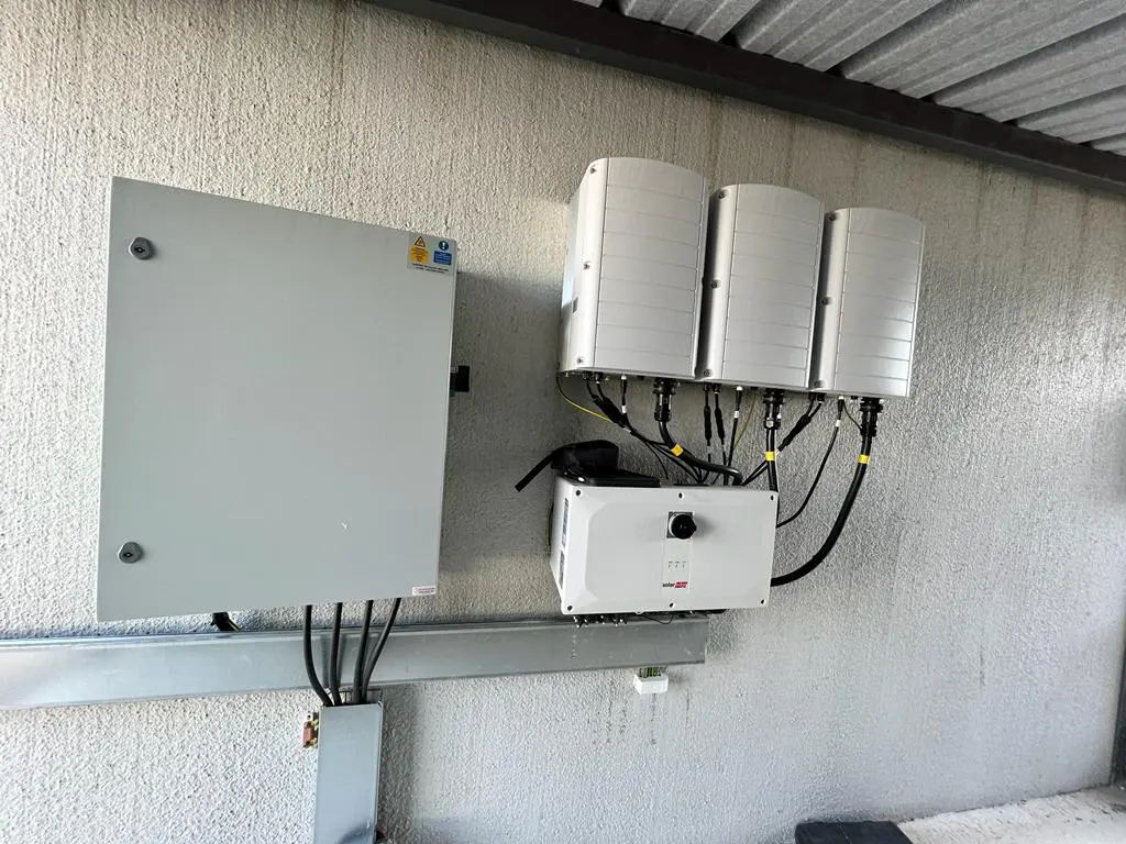 découvrez nos hangars photovoltaïques de 100 kwc, une solution idéale pour optimiser l'espace de stockage tout en produisant votre propre énergie verte. profitez des avantages d'une installation durable et contribuez à la transition énergétique avec des structures performantes et adaptées à vos besoins.