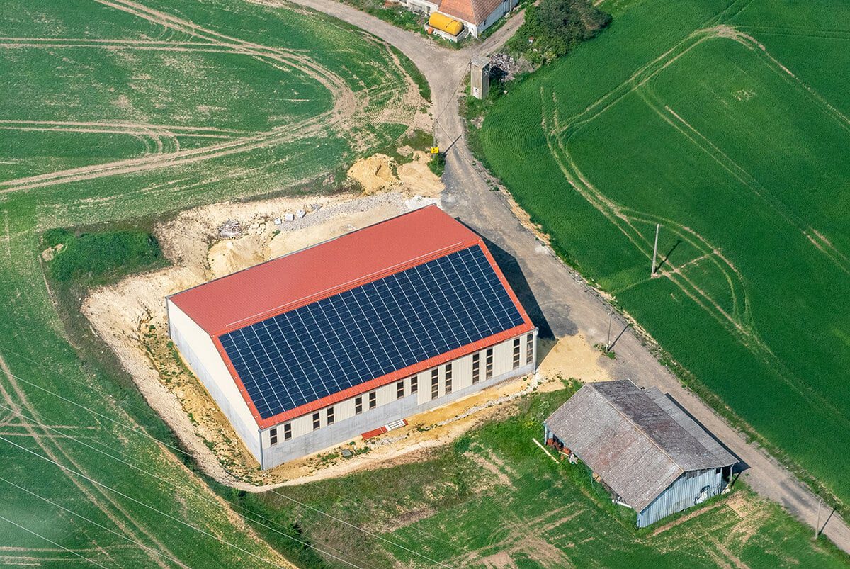 découvrez les hangars photovoltaïques, une solution innovante alliant agriculture et énergie solaire. optimisez vos espaces de stockage tout en réduisant votre empreinte carbone grâce à des panneaux solaires intégrés. investissez dans un avenir durable et créez une source de revenus supplémentaires avec des installations performantes et écologiques.