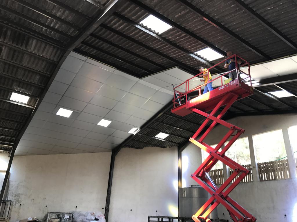 découvrez nos hangars renforcés, conçus pour offrir une protection maximale tout en garantissant durabilité et sécurité. idéals pour le stockage et la protection de vos biens, nos hangars sont adaptés à tous vos besoins.