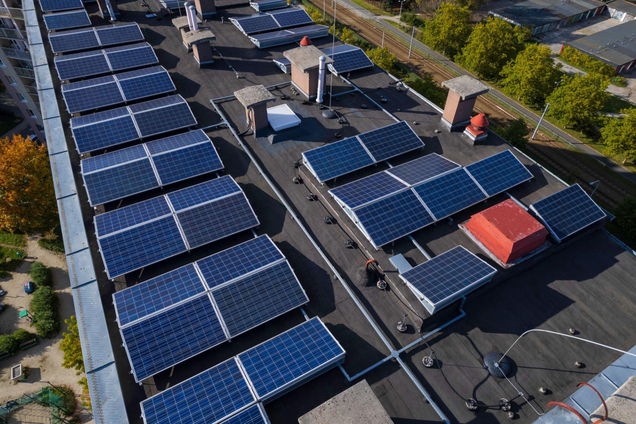 découvrez l'impact environnemental des hangars photovoltaïques, une solution innovante pour une énergie durable. explorez comment ces structures contribuent à la réduction de l'empreinte carbone et à la préservation des ressources naturelles.