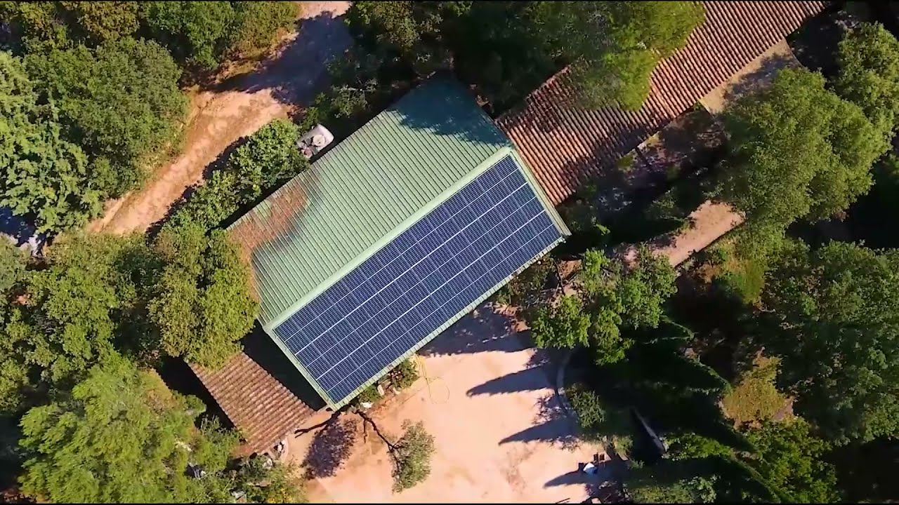 découvrez l'impact environnemental des hangars photovoltaïques : une solution efficace pour la production d'énergie renouvelable tout en préservant la biodiversité et en limitant l'empreinte carbone. explorez comment ces structures innovantes contribuent à un avenir durable et à la lutte contre le changement climatique.
