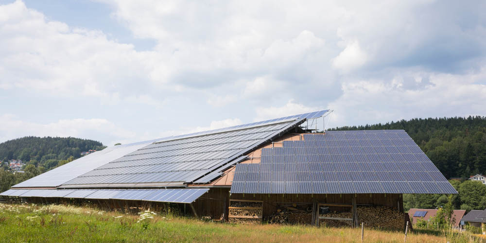découvrez l'impact environnemental des hangars photovoltaïques, une solution innovante pour la production d'énergie renouvelable qui optimise l'espace tout en réduisant l'empreinte carbone. apprenez comment cette technologie peut contribuer à un avenir durable.
