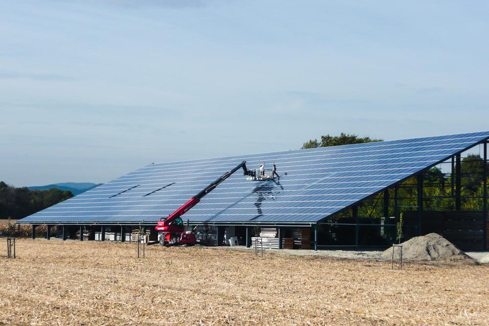 découvrez l'impact des hangars photovoltaïques sur la production d'énergie renouvelable et leur rôle dans la transition écologique. analyse des avantages économiques et environnementaux de ces structures innovantes.