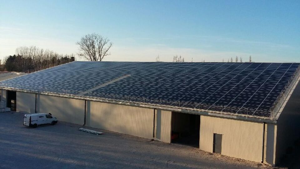 découvrez l'impact des hangars photovoltaïques sur l'environnement et l'économie. apprenez comment ces structures innovantes contribuent à la transition énergétique, optimisent l'utilisation des espaces agricoles et réduisent les émissions de co2 tout en offrant des solutions durables et rentables.