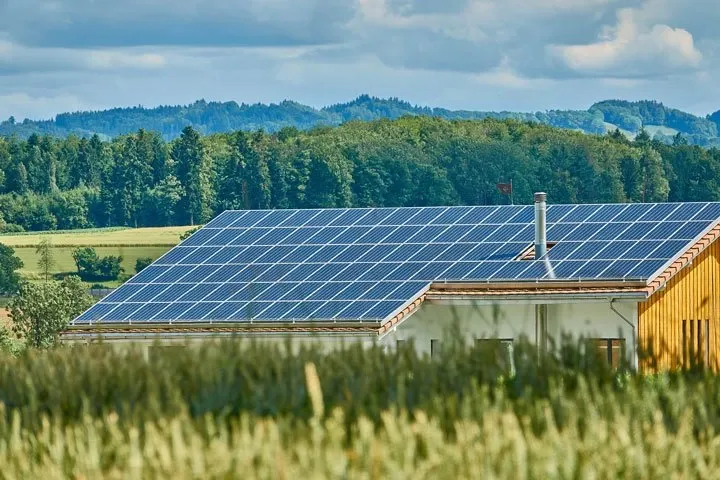 découvrez l'impact des hangars photovoltaïques sur l'environnement et l'économie. explorez comment ces structures innovantes contribuent à la production d'énergie renouvelable et favorisent une agriculture durable tout en offrant des solutions de stockage efficaces.
