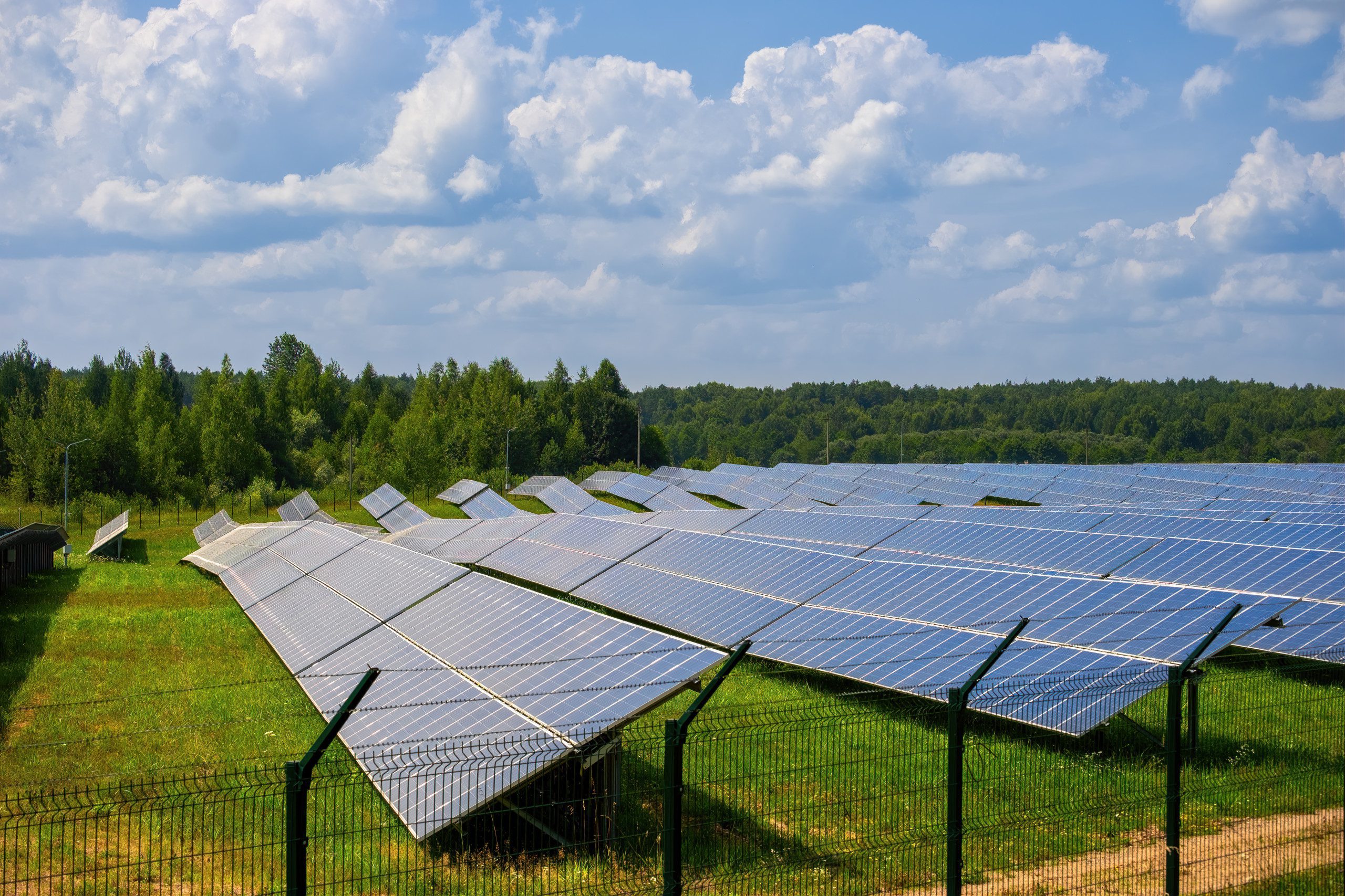 découvrez comment les hangars photovoltaïques en milieu rural transforment le paysage économique et social, favorisant une agriculture durable, créant des emplois locaux et réduisant l'empreinte carbone.