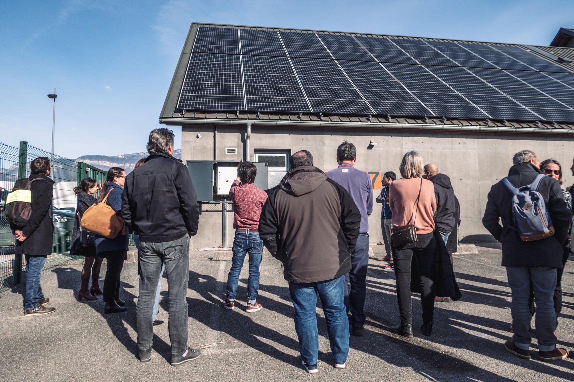assistez à l'inauguration de notre nouveau bâtiment photovoltaïque, une étape majeure vers un avenir durable. découvrez comment cette installation innovante contribue à la transition énergétique et à la préservation de l'environnement.