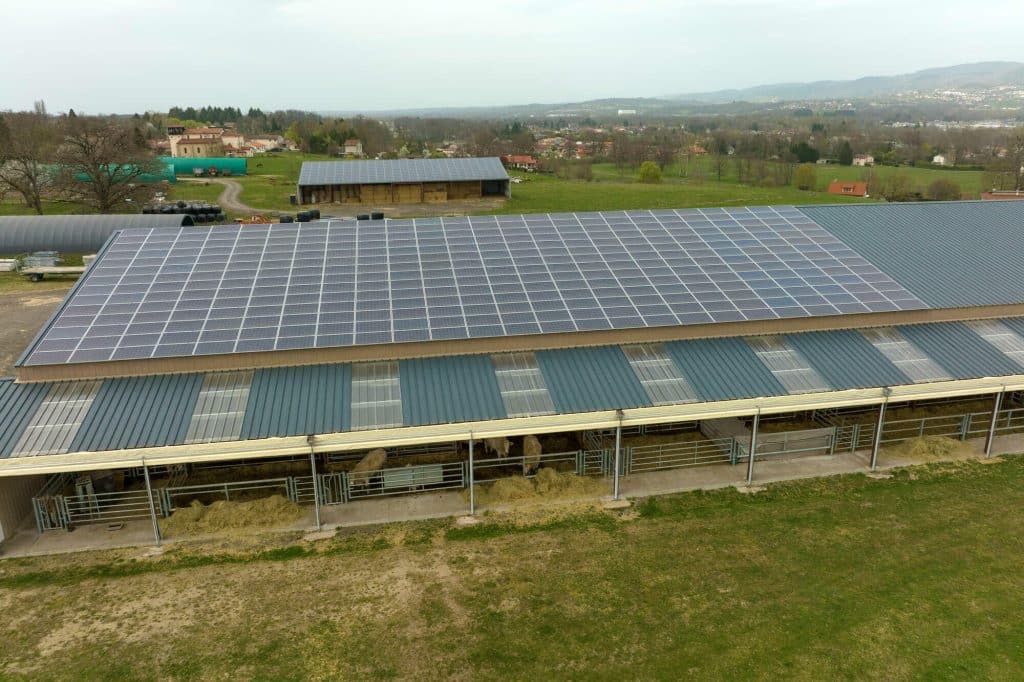 découvrez les inconvénients liés à l'installation de hangars agricoles photovoltaïques. analysez les défis économiques, les contraintes d'espace, l'impact environnemental et les complexités administratives qui peuvent influencer votre projet.