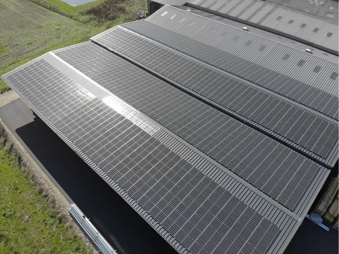découvrez notre service d'installation photovoltaïque pour hangars, optimisant votre toiture pour produire de l'énergie propre et réduire vos factures. profitez d'une solution durable et rentable adaptée à vos besoins.