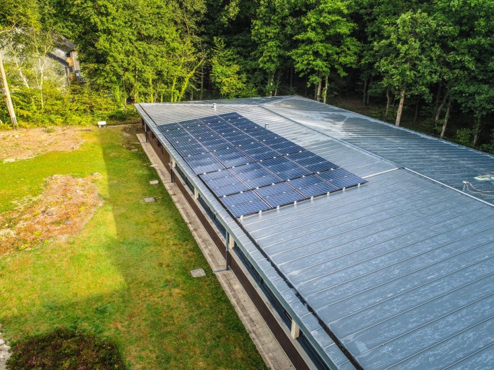 découvrez comment l'intégration d'un hangar agricole photovoltaïque peut transformer votre exploitation. maximisez votre production tout en produisant de l'énergie renouvelable avec des solutions durables adaptées à vos besoins. optez pour une agriculture innovante et éco-responsable.