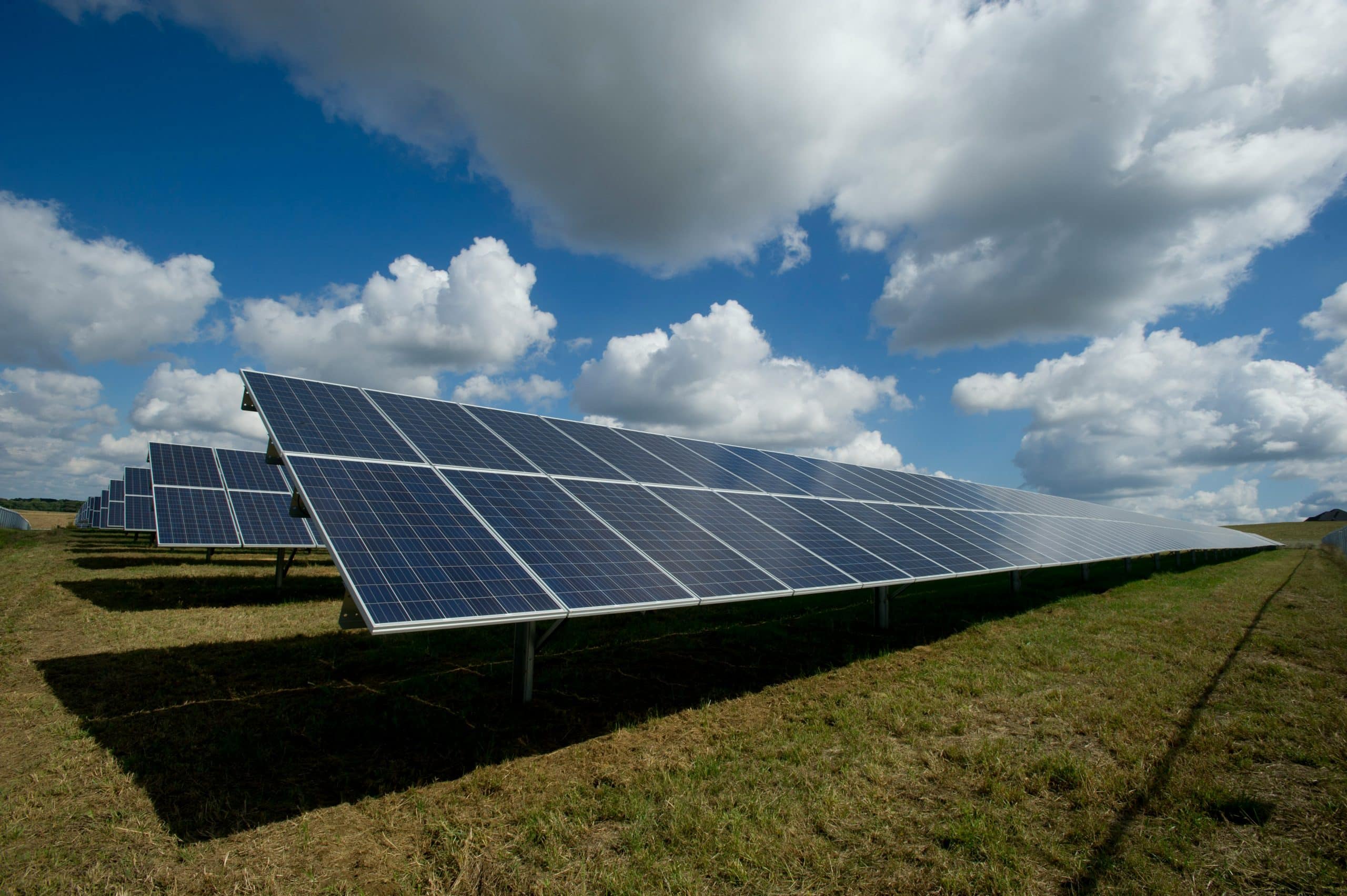 découvrez les implications de l'interdiction des panneaux photovoltaïques en france. cette mesure vise à protéger l'environnement et la sécurité énergétique. informez-vous sur les impacts sur les projets solaires et les alternatives possibles dans le cadre de la transition énergétique.
