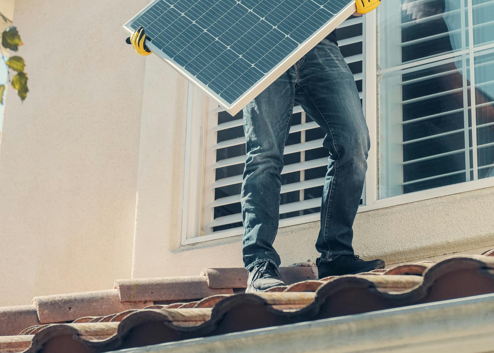 découvrez les enjeux et les conséquences de l'interdiction des panneaux photovoltaïques en france. explorez les impacts sur la transition énergétique, les alternatives possibles et les débats en cours autour de cette décision cruciale pour l'avenir de l'énergie renouvelable.