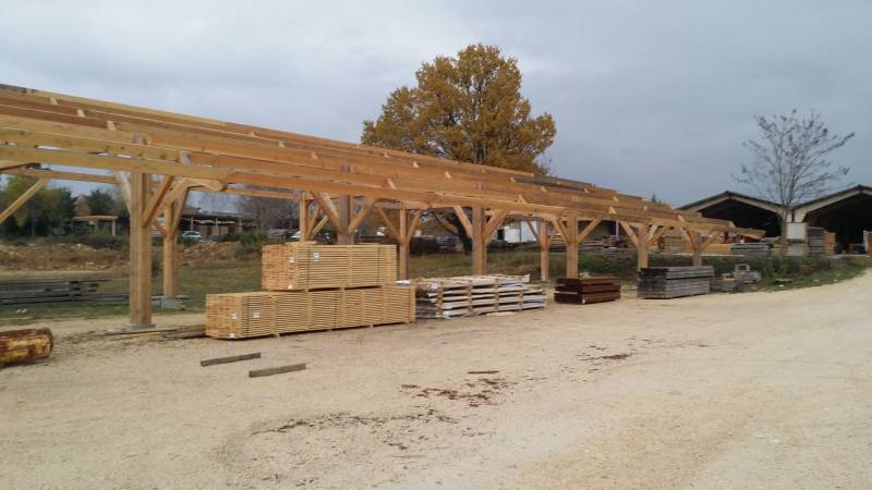 découvrez comment investir dans des hangars en bois équipés de panneaux photovoltaïques pour allier écologie et rentabilité. maximisez vos revenus tout en contribuant à la transition énergétique grâce à des solutions durables et performantes.