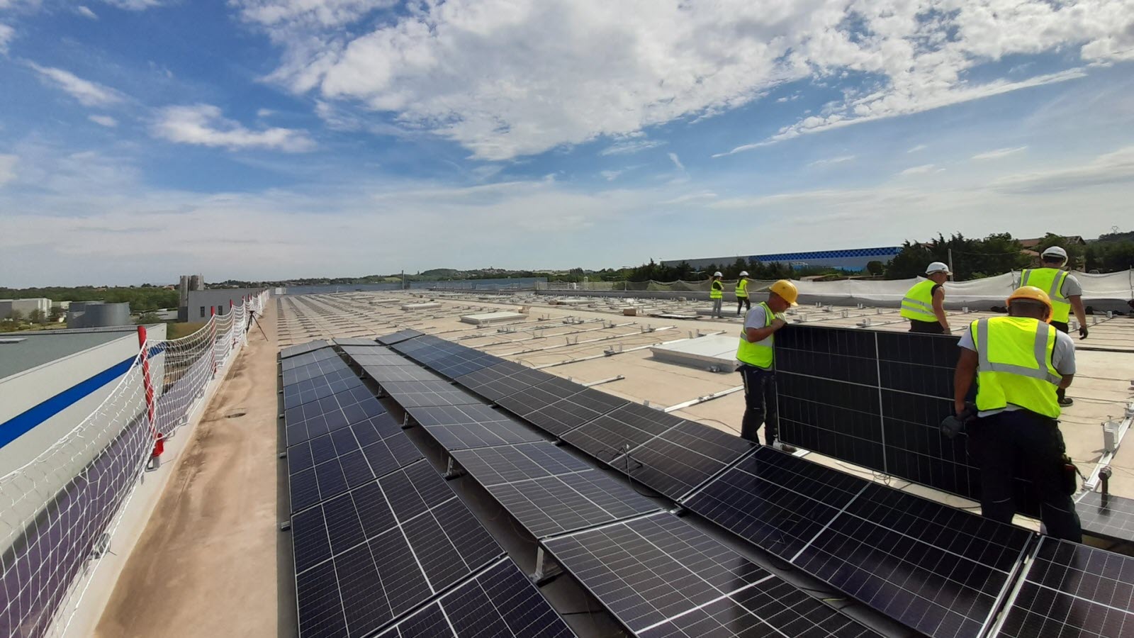 découvrez les avantages de l'investissement photovoltaïque et comment il peut transformer votre consommation d'énergie tout en générant des revenus passifs. explorez nos solutions durables pour un avenir plus vert et rentable.
